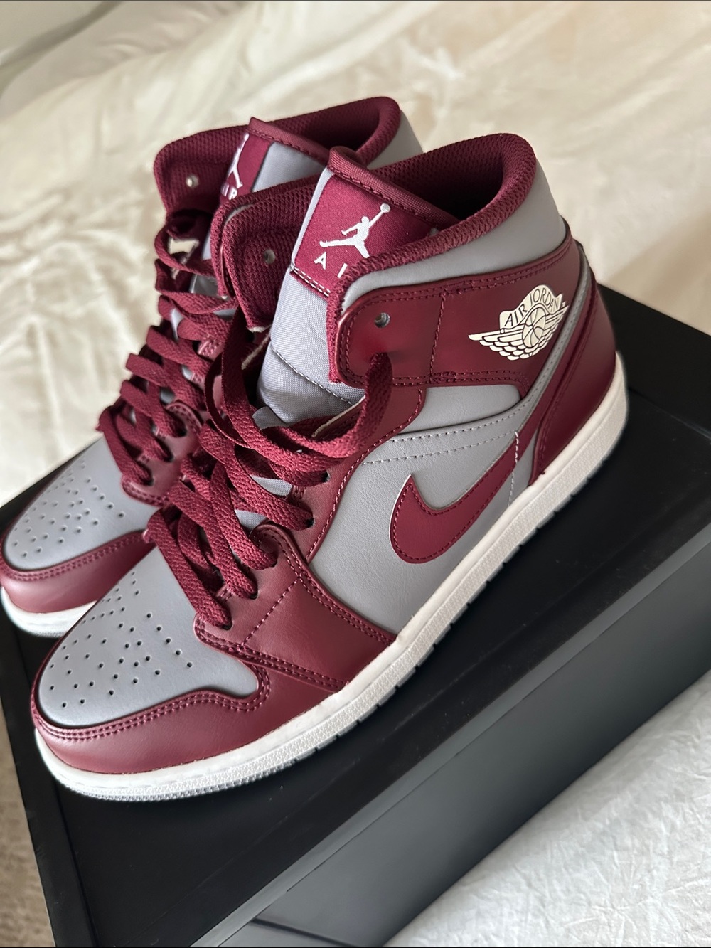 Jordan 1 mid Cherrywood Red